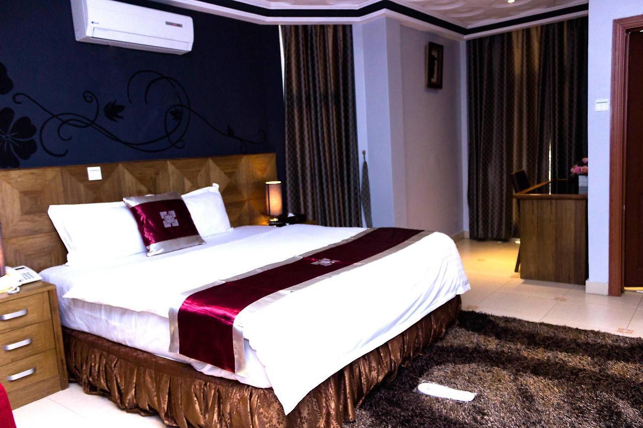 Airport West Hotel Acra Exterior foto